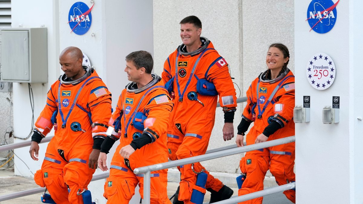 ৫৪ বছর পর চাঁদের পথে মানুষ, ৪ মহাকাশচারী নিয়ে নাসার ‘আর্টেমিস ২’-এ ইতিহাসের নতুন অধ্যায় | After 54 years, humans on the moon, NASA’s ‘Artemis 2’ with 4 astronauts marks a new chapter in history