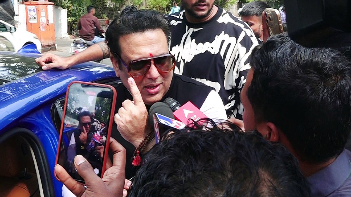 হাসপাতাল থেকে ছাড়া পেলেন গোবিন্দা, কেন আচমকা অজ্ঞান হয়ে গিয়েছিলেন? | Govinda Bats For Yoga After Being Discharged From Hospital