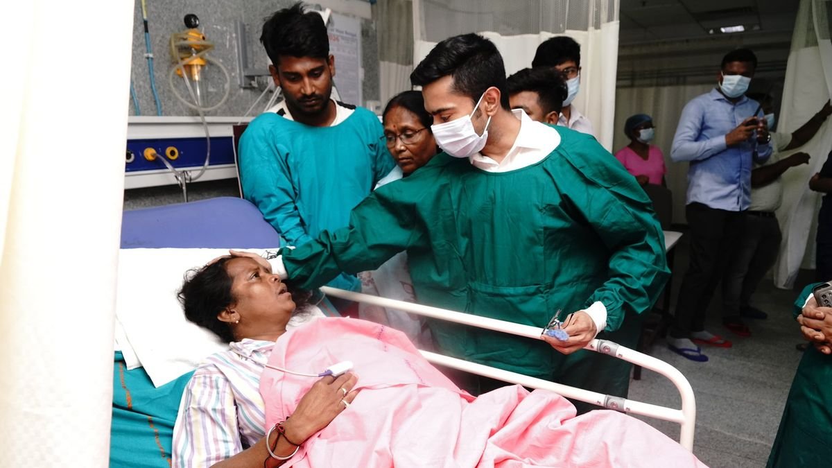 তৃণমূল সাংসদ মিতালি বাগের গাড়িতে হামলা দলীয় অন্তর্দ্বন্দ্বেই, রিপোর্ট জেলা নির্বাচনী আধিকারিকের, হাসপাতালে গেলেন অভিষেক | মিতালি বাগের গাড়িতে হামলার ঘটনায় কড়া পদক্ষেপ কমিশনের | TMC MP Mitali Bag Attack Case Updates