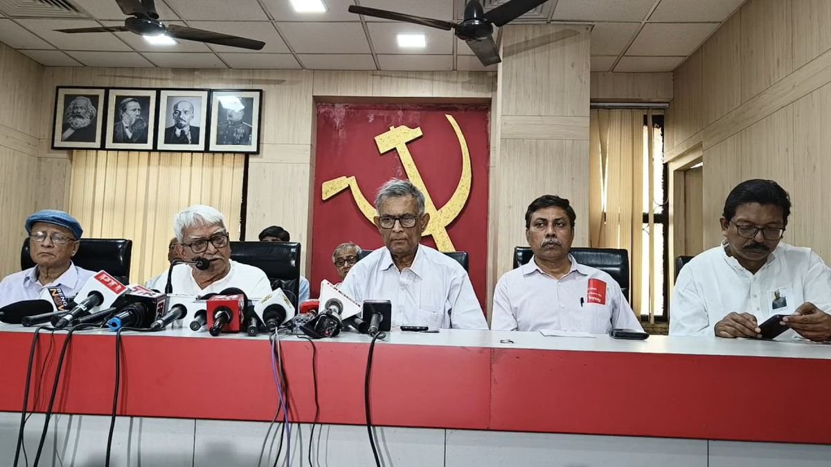 বামফ্রন্টের ইস্তেহার প্রকাশ! বিনামূল্যে বিদ্যুৎ, প্রতি পরিবারে স্থায়ী চাকরি সহ একাধিক প্রতিশ্রুতির ঘোষণা বিমান বসুর | বামফ্রন্ট নির্বাচনী ইস্তেহার: ছাব্বিশের ভোটে বিনামূল্যে বিদ্যুৎ ও চাকরির প্রতিশ্রুতি | Left Front Manifesto 2026