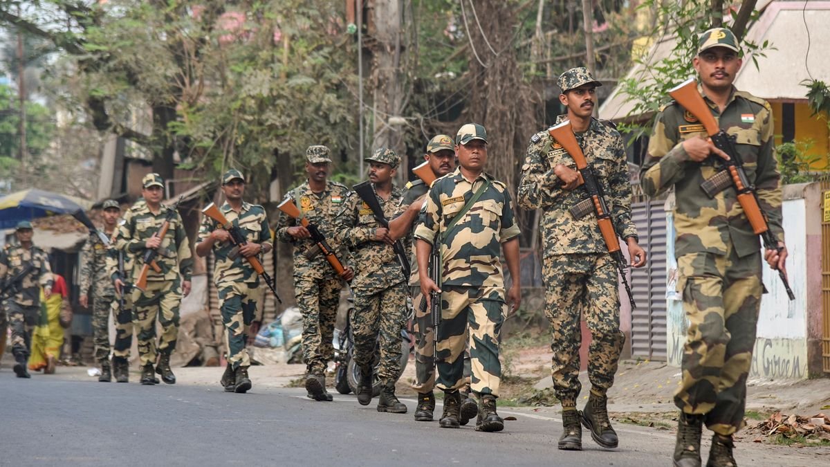 পশ্চিমবঙ্গ দ্বিতীয় দফার নির্বাচন: ২২৩১ কোম্পানি কেন্দ্রীয় বাহিনীতে মুড়ছে ১৪২টি কেন্দ্র | পশ্চিমবঙ্গ দ্বিতীয় দফার নির্বাচন: ২২৩১ কোম্পানি বাহিনী মোতায়েন | Bengal Election Phase 2 Force Deployment Details