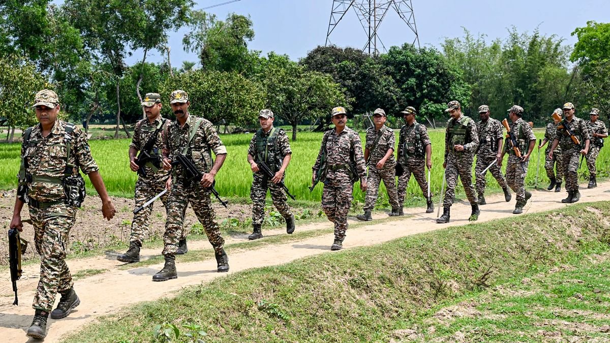 প্রথম দফায় নিশ্ছিদ্র নিরাপত্তা ব্যবস্থা, কোন জেলায় আধাসেনা-পুলিশ নিয়ে কত বাহিনী? জানুন বিস্তারিত | পশ্চিমবঙ্গ বিধানসভা নির্বাচন: প্রথম দফার নিরাপত্তায় ২৪০৭ কোম্পানি কেন্দ্রীয় বাহিনী | WB Election 2025 Security Plans