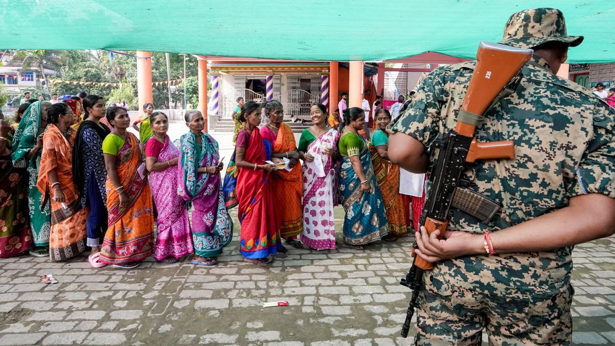 ভোটারদের ভয় দেখালে বাড়ি থেকে বুথে নিয়ে যাবে কেন্দ্রীয় বাহিনী, দ্বিতীয় দফায় আরও নিশ্ছিদ্র প্রস্তুতি সেরে রেখেছে নির্বাচন কমিশন | পশ্চিমবঙ্গ নির্বাচন দ্বিতীয় দফা: ভোটার নিরাপত্তায় নয়া নির্দেশ কমিশনের | West Bengal Election Phase 2 Voter Safety Guidelines