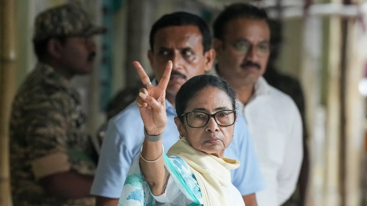 স্ট্রংরুম পাহারায় কড়া মমতা বন্দ্যোপাধ্যায়, ক্ষুদিরাম অনুশীলন কেন্দ্ৰে কুণাল-শশীর বিক্ষোভ | মমতা বন্দ্যোপাধ্যায়: স্ট্রংরুমে তৃণমূলের বিক্ষোভ ও নজরদারি | Mamata Banerjee Visits Strongroom After TMC Protests