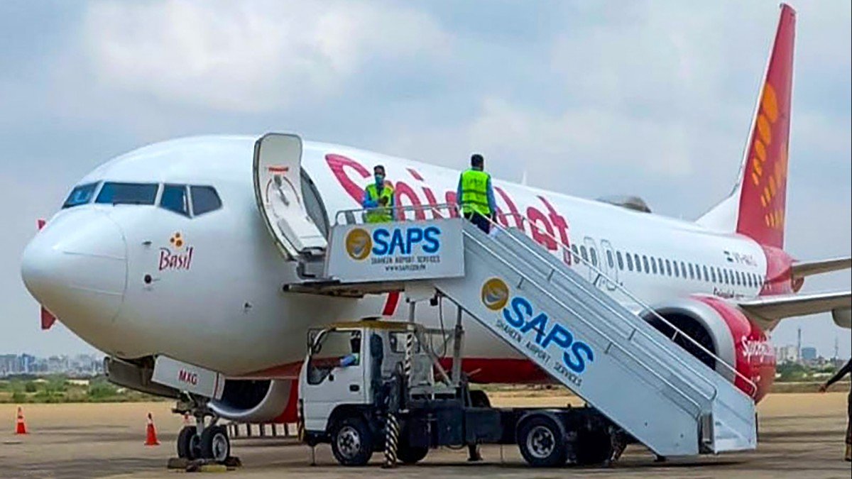 রেকর্ড ছুঁল জেট ফুয়েলের দাম! ২ লক্ষ পেরোল ATF, যাত্রীদের খরচ কী বাড়বে? চাপে বিমান সংস্থা | Jet fuel price crosses Rs 2 lakh, airlines under pressure