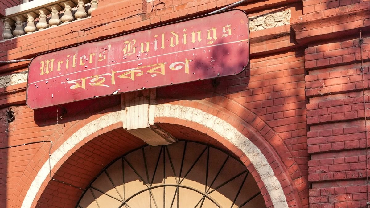 শুভেন্দু অধিকারীর শপথের পরই বড়সড় প্রশাসনিক রদবদল, ১৬ জন আধিকারিকের বদলির নির্দেশ | শুভেন্দু অধিকারী পশ্চিমবঙ্গের মুখ্যমন্ত্রী হিসেবে শপথ নিলেন | Suvendu Adhikari Sworn In As West Bengal CM