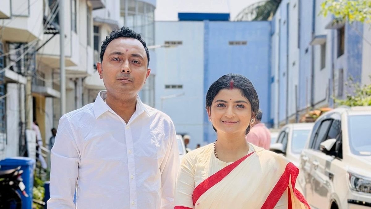 দেবরাজ চক্রবর্তী গ্রেফতার! তোলাবাজি ও দুর্নীতি মামলায় তৃণমূল নেতা পুলিশের জালে | দেবরাজ চক্রবর্তী গ্রেপ্তার: দুর্নীতি ও তোলাবাজির অভিযোগে তৃণমূল নেতা আটক | Devraj Chakraborty Arrested: TMC Leader Held In Corruption Case