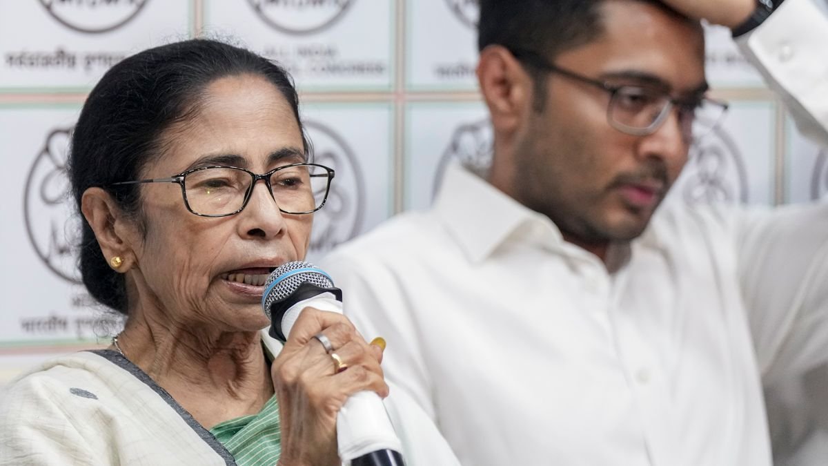 আর মুখ্যমন্ত্রী রইলেন না মমতা! পশ্চিমবঙ্গ বিধানসভা ভেঙে দিলেন রাজ্যপাল আরএন রবি | পশ্চিমবঙ্গ বিধানসভা ভাঙলেন আরএন রবি | Governor RN Ravi Dissolves West Bengal Assembly
