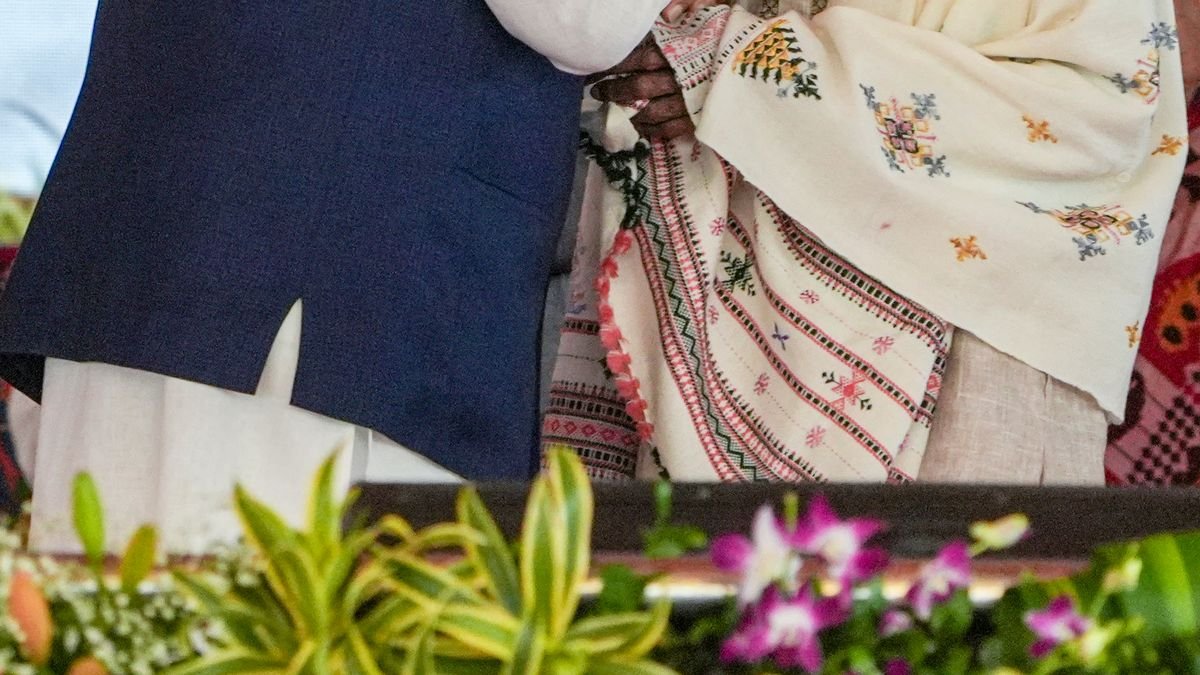মাখনলাল সরকার কে? শুভেন্দুর শপথের মঞ্চে যাঁর পা ছুঁয়ে আশীর্বাদ নিলেন স্বয়ং প্রধানমন্ত্রী মোদী! | মাখনলাল সরকারের পা ছুঁয়ে প্রণাম মোদির, ব্রিগেডে শপথের মঞ্চে আবেগঘন দৃশ্য | PM Modi Honours Makhanlal Sarkar