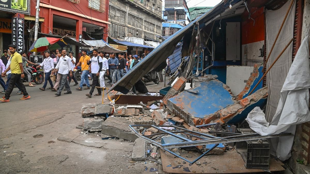 একের পর এক বুলডোজার অভিযান কলকাতায়, ভাঙা পড়ছে অবৈধ নির্মাণ, খুশি স্থানীয়রা | গড়িয়ার ক্লক টাওয়ার: কলকাতায় অব্যাহত বুলডোজার অভিযান | Garia Clock Tower Demolition In Kolkata