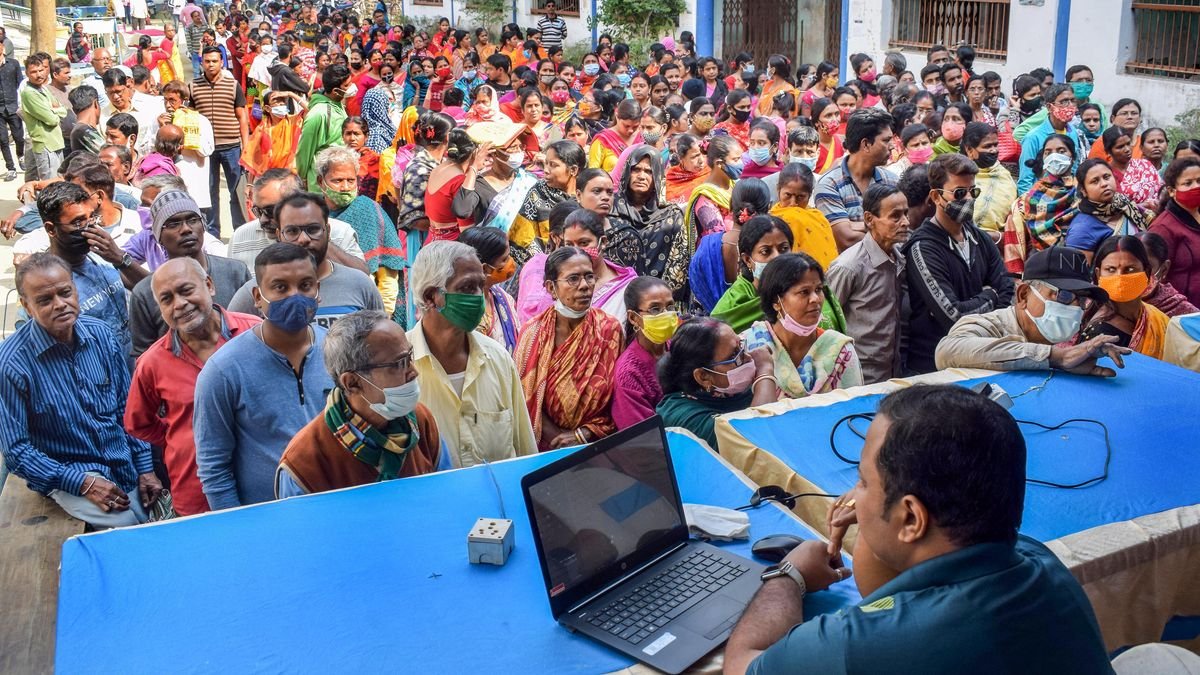 লক্ষ্মীর ভাণ্ডার কেলেঙ্কারি! শতাধিক পুরুষের নাম কৃষ্ণনগরের একটি ব্লকেই, এলাকায় চাঞ্চল্য | লক্ষ্মীর ভাণ্ডার দুর্নীতি: তৃণমূলের পুরুষ নেতাদের গ্রেফতার ও তদন্তের নির্দেশ | Lakshmir Bhandar Scam: TMC Male Leaders Arrested, Investigation Ordered