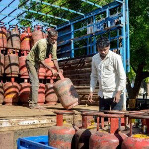 এলপিজি সিলিন্ডারের দাম একলাফে বাড়ল ২৯ টাকা, জুন মাসে কত হল রেট? | রন্ধন গ্যাসের দাম বৃদ্ধি: সিলিন্ডার প্রতি ২৯ টাকা বাড়ল দাম, জানুন নতুন রেট | LPG Cylinder Price Hike: Cooking Gas Prices Increased By Rs 29 In India