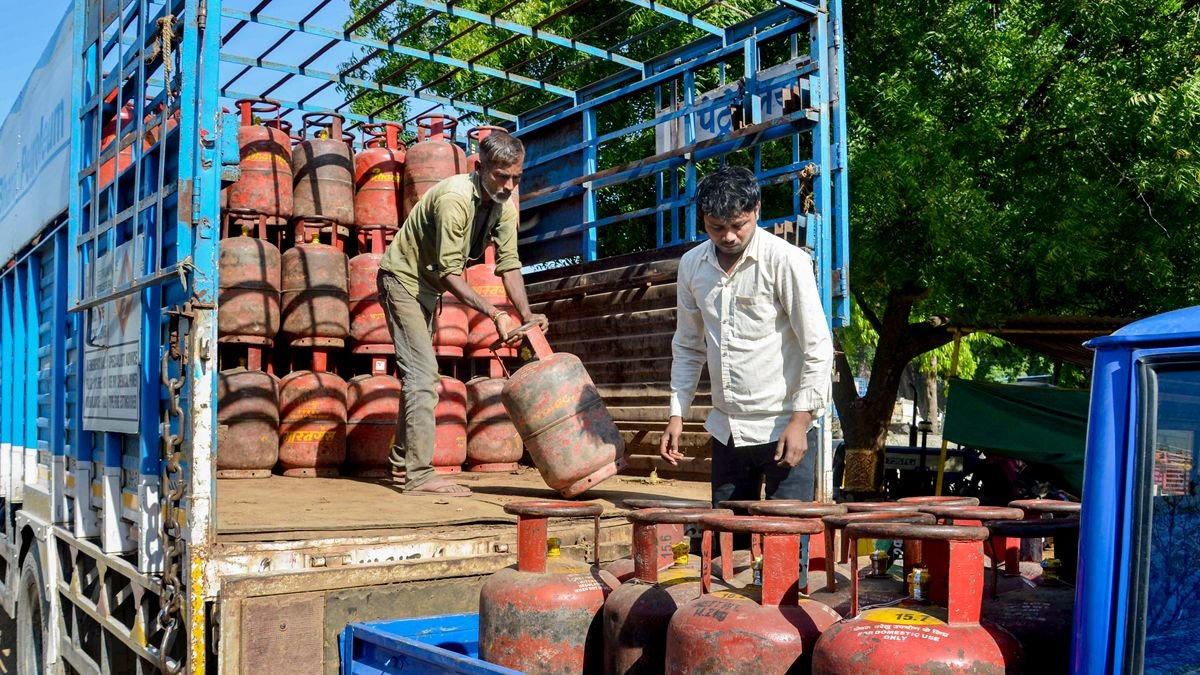 এলপিজি সিলিন্ডারের দাম একলাফে বাড়ল ২৯ টাকা, জুন মাসে কত হল রেট? | রন্ধন গ্যাসের দাম বৃদ্ধি: সিলিন্ডার প্রতি ২৯ টাকা বাড়ল দাম, জানুন নতুন রেট | LPG Cylinder Price Hike: Cooking Gas Prices Increased By Rs 29 In India