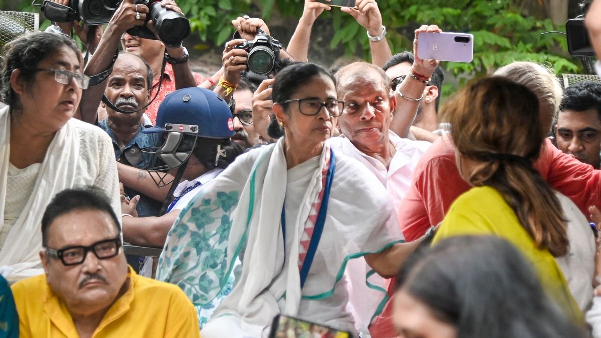ধর্মতলায় মমতার ধরনা! বেঁচে থাকলে বিজেপিকে সরানোর হুঁশিয়ারি তৃণমূল নেত্রীর | মমতা ব্যানার্জি: ধর্মতলার ওয়াই চ্যানেলে ধরনায় গর্জে উঠলেন মমতা, বিজেপিকে তীব্র আক্রমণ | Mamata Banerjee Dharna At Y Channel Against BJP Strategies