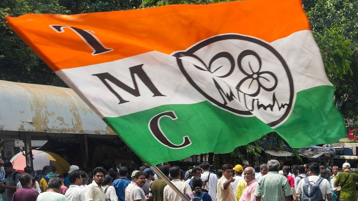 বাংলায় দলের সব কমিটি ভেঙে দিল তৃণমূল কংগ্রেস, মমতার দলের ভবিষ্যৎই প্রশ্নের মুখে | তৃণমূল কংগ্রেসের সব কমিটি ভাঙল দল: ৫৮ বিধায়কের বিদ্রোহে উত্তাল রাজনীতি | TMC Dissolves Committees Amid Revolt