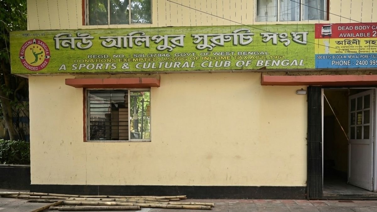 সুরুচি সংঘের ক্লাব ভাঙচুর! বিলাসবহুল অন্দরমহল দেখে বিস্মিত সকলে | স্বরূপ বিশ্বাস গ্রেপ্তার ও সুরুচি সংঘ ক্লাবে ভাঙচুর | Swarup Biswas Arrest And Suruchi Sangha Luxury Exposed